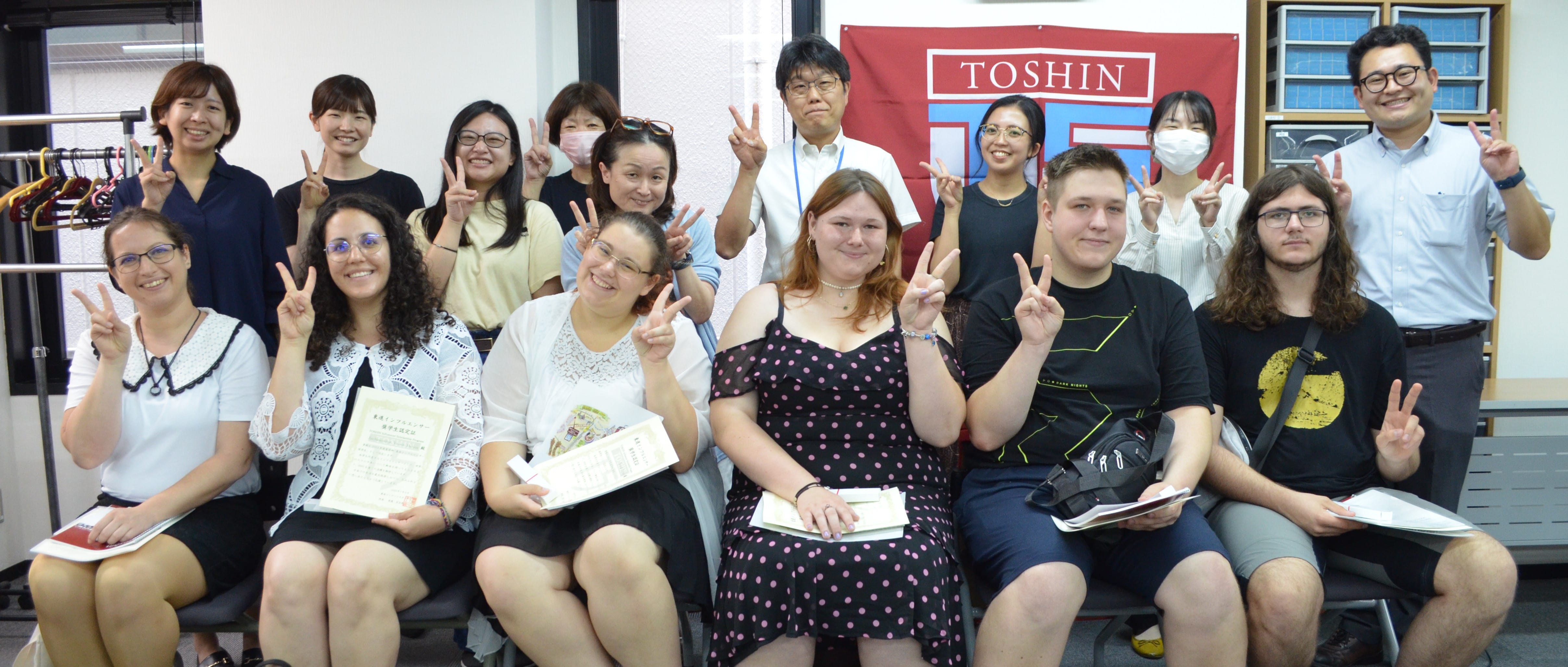 Studenci z różnych krajów uczący się i integrujący w Toshin Language School, Tokio